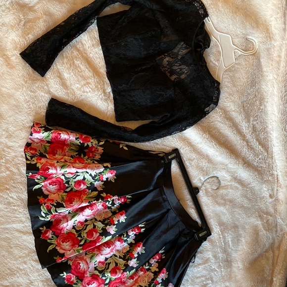 Gorgeous Floral 2-Piece Homecoming Top and Skirt, Size XS-S *ONLY WORN ONCE* - Picture 2 of 9